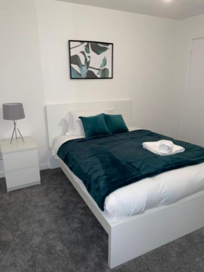 Cannock, Modern 2 bed house, Perfect for contractors, Business Travellers, Short Stays, Driveway for 2 vehicles, Close to M6, M54/i54, A5.A38. McArthur Glen Designer Outlet